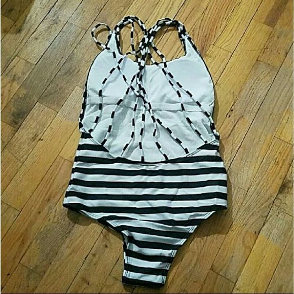 NEW TRENDY BLACK AND WHITE MONOKINI SWIMSUIT - Picture 3 of 4
